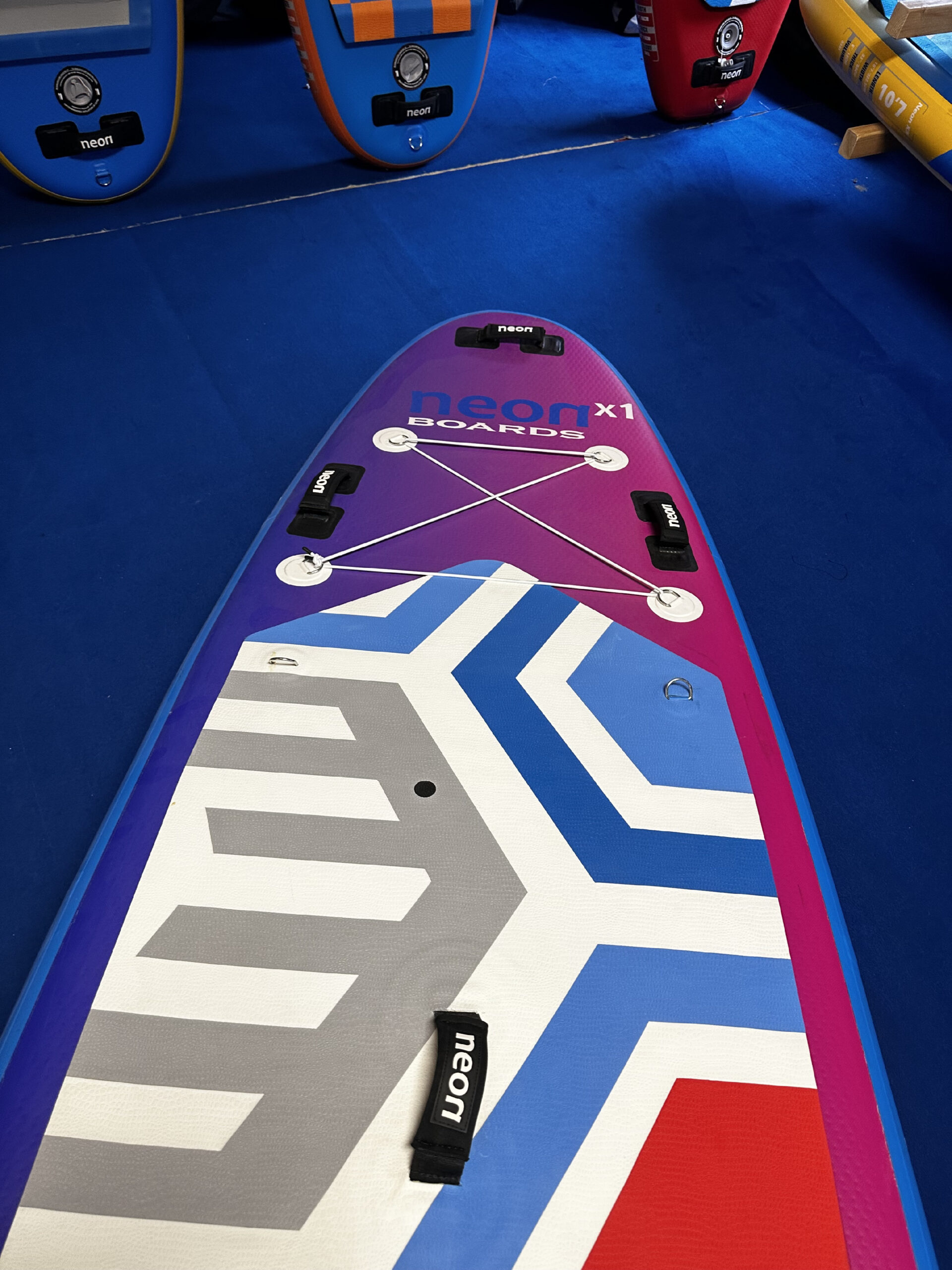 Vystavený nafukovací paddleboard Neon X1 - 10'7"x32"x5" jako novy - Obrázek 5