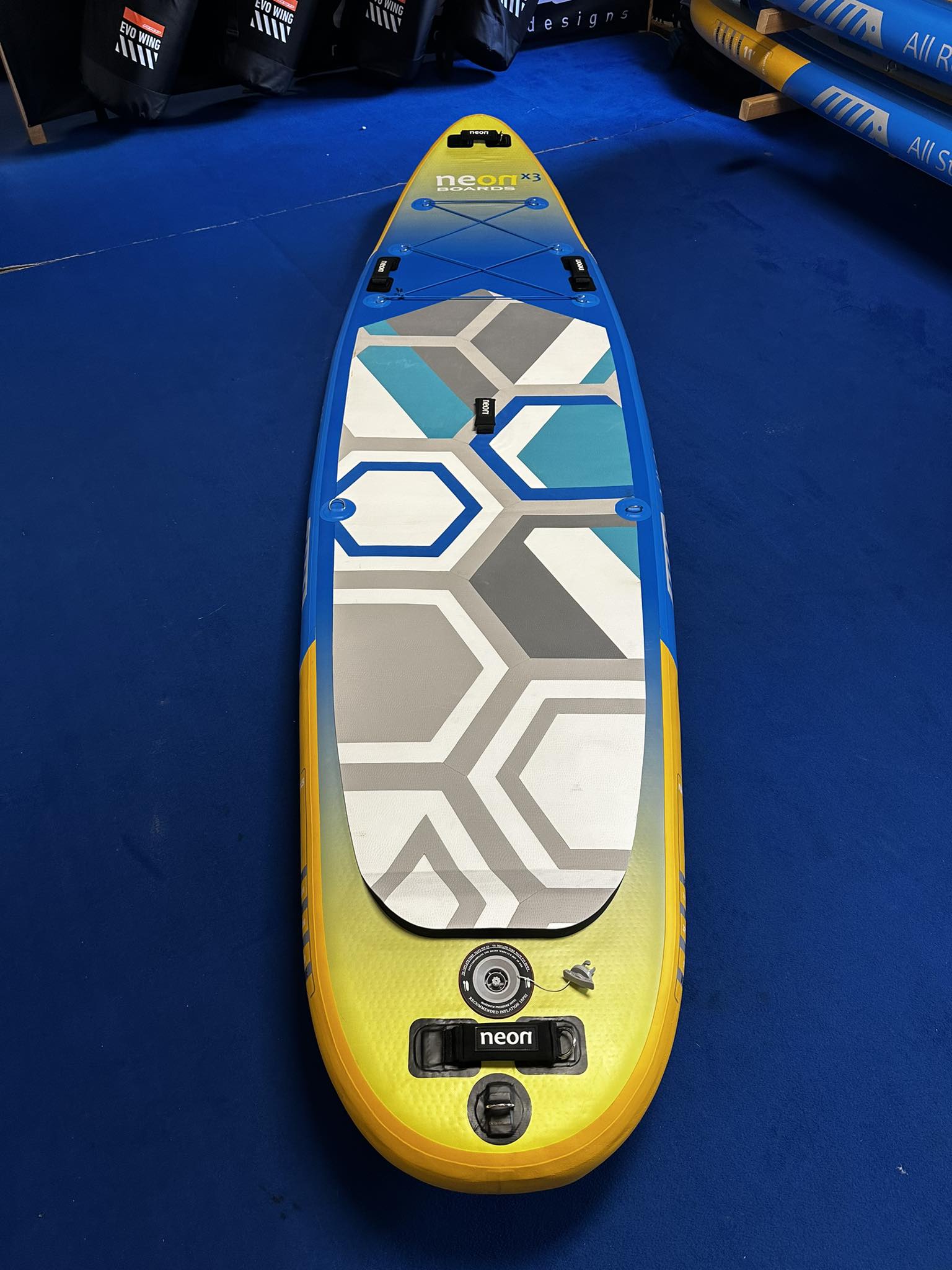 Použitý nafukovací paddleboard Neon X3 - 11'2"x32"x5"