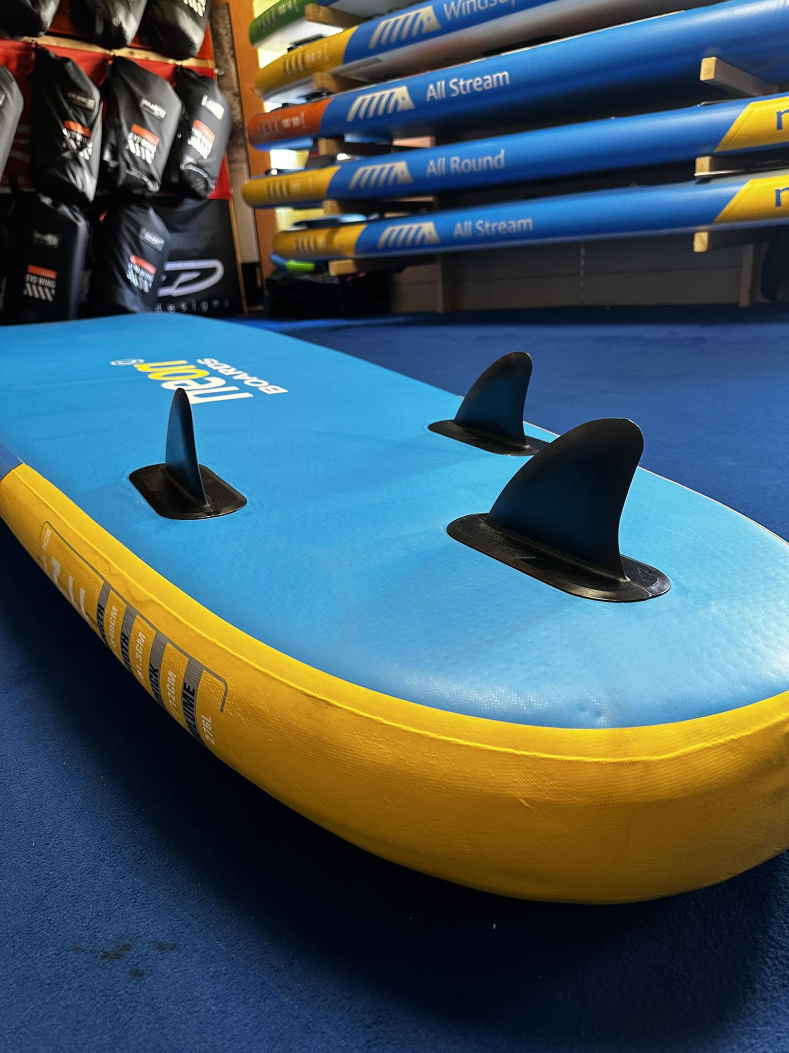 Použitý nafukovací paddleboard Neon X3 - 11'2"x32"x5" - Obrázek 3